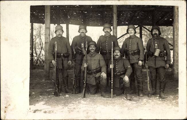 Deutsche Infanterie, Gewehre, Ausrüstung, Helme, Gürteltasche *** German infantry, rifles, equipment, helmets, fanny pack