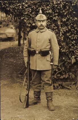 Deutscher Infanteriesoldat, Uniform, Pickelhaube, 101 Regt,Gewehr,Messer *** German infantry soldier, uniform, pickelhaube, 101 Regt,rifle,knife