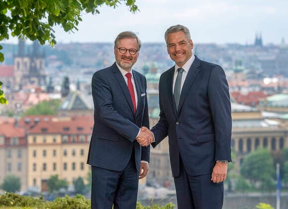 News Themen der Woche KW20 News Bilder des Tages Czech Prime Minister Petr Fiala (ODS), left, meets Austrian Chancellor Karl Nehammer to discuss bilateral cooperation, impact of war in Ukraine, European affairs and Czech presidency of EU, at Villa Kramar, Prague, Czech Republic, on Tuesday, May 17, 2022. (CTKxPhoto MichaelaxRihova) CTKPhotoP2022051703283  mir 1
