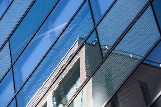 IMAGO Creative: Dichotomien, Reflexionen - Architektur Glass reflection of another building on a very tall building , 22930000.jpg, architecture, architectural design, construct, glass window, architect, city, sky blue, erect, reflection, glass, roof, glazed, blue wall, floor, reflect, builder, aluminum, crystal, tall, short, image, large, small, gigantic, street, sky, colour, lines, partition, partitioning, divisions, segments, rows, vertical, broken, ceramics, aluminum work, design, glazed wall, paint, building, structure, construction, buid, inhabitate, accommodation, office, house, object, brown,