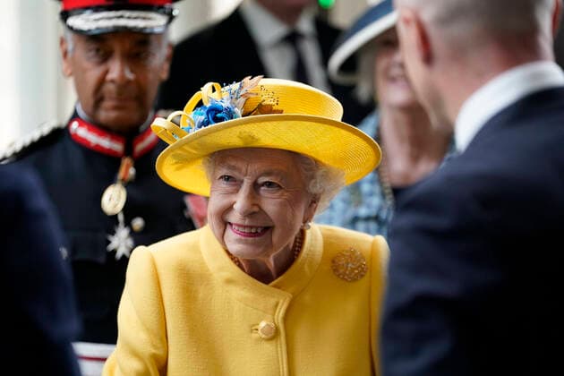 Bilder des Jahres 2022, Entertainment 05 Mai Entertainment Themen der Woche KW20 Entertainment Bilder des Tages . 17 05 2022. London, United Kingdom. Queen Elizabeth II at the official opening of the Elizabeth line at Paddington Station in London.  xPoolx xi-Imagesx IIM-23426-0001
