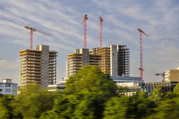 Baukraene und Hochhaeuser stehen auf einer Baustelle. Frankfurt, 11.05.2022 Frankfurt Deutschland *** Building crane and skyscrapers stand on a building site Frankfurt, 11 05 2022 Frankfurt Germany Copyright: xThomasxTrutschel photothek.dex