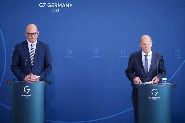 News Themen der Woche KW20 News Bilder des Tages Berlin, Pressekonferenz Olaf Scholz und Daniel Risch Bundeskanzler Olaf Scholz (SPD) und der Regierungschef des Fürstentums Liechtenstein Daniel Risch während der gemeinsamen Pressekonferenz nach dem Gespräch am 17.05.2022 im Bundeskanzleramt in Berlin. Berlin Bundeskanzleramt Berlin Deutschland *** Berlin, Press Conference Olaf Scholz and Daniel Risch Federal Chancellor Olaf Scholz SPD and the Head of Government of the Principality of Liechtenstein Daniel Risch during the joint press conference after the talks on 17 05 2022 at the Federal Chancellery in Berlin Berlin Federal Chancellery Berlin Germany