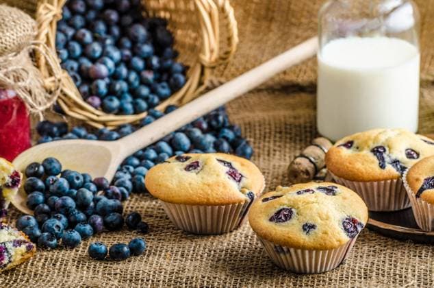 IMAGO Creative: Herbst, Kulinarische Klassiker Blueberry muffins milk and jam in background and basket full of blueberries , 22987392.jpg, muffin, muffins, breakfast, food, dessert, cake, sweet, background, fresh, isolated, bakery, blueberry, homemade, cupcake, chocolate, snack, tasty, white, pastry, delicious, bread, baked, coffee, chip, closeup, brown, sugar, table, healthy, gourmet, pumpkin, meal, cooking, view, close, treat, top, paper, bake, cup, nutrition, milk, jam, basket, blueberries, blueberrie, bio, organic, old school, rustic,