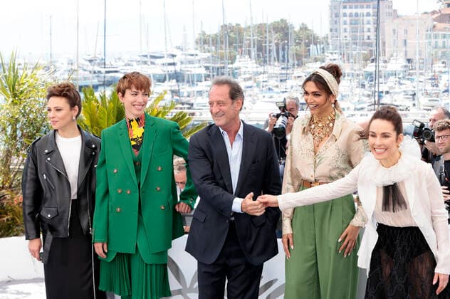 Jasmine Trinca, Rebecca Hall, Vincent Lindon, Deepika Padukone und Noomi Rapace beim Photocall der internationalen Jury auf dem Festival de Cannes 2022 75. Internationale Filmfestspiele von Cannes am Palais des Festivals. Cannes, 17.05.2022