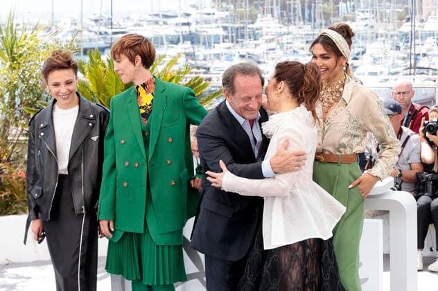Jasmine Trinca, Rebecca Hall, Vincent Lindon, Noomi Rapace und Deepika Padukone beim Photocall der internationalen Jury auf dem Festival de Cannes 2022 75. Internationale Filmfestspiele von Cannes am Palais des Festivals. Cannes, 17.05.2022