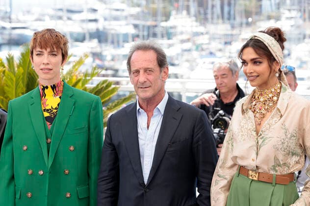 Rebecca Hall, Vincent Lindon und Deepika Padukone beim Photocall der internationalen Jury auf dem Festival de Cannes 2022 75. Internationale Filmfestspiele von Cannes am Palais des Festivals. Cannes, 17.05.2022