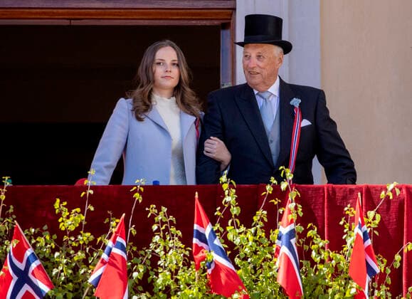 Bilder des Jahres 2022, Entertainment 05 Mai Entertainment Themen der Woche KW20 Entertainment Bilder des Tages 17-05-2022 Oslo Princess Ingrid Alexandra and King Harald on the balcony during the children parade on National day at the palace square in Oslo. Â  Copyright: xPPEx