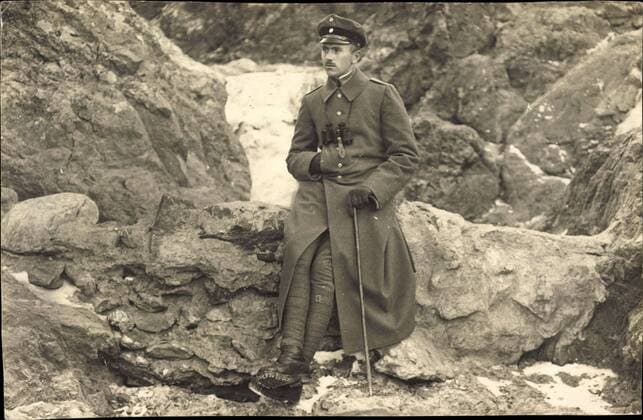 Deutscher Soldat in Uniform, Mantel, Feldstecher, Gehstock *** German soldier in uniform, coat, binoculars, walking stick