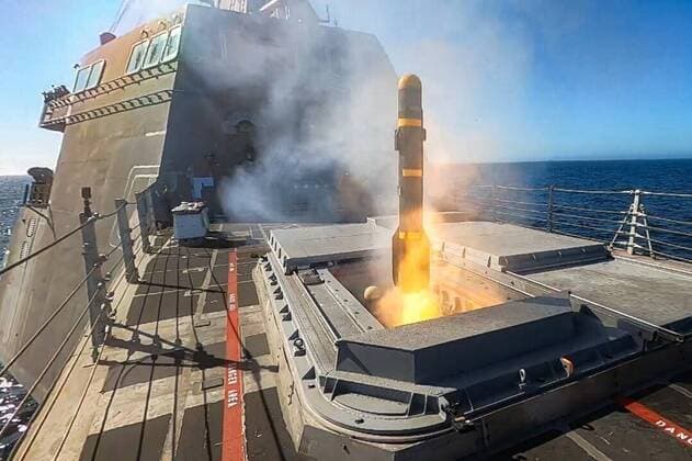 News Themen der Woche KW20 News Bilder des Tages An AGM-114L Longbow Hellfire missile launches from the Surface-To-Surface Missile Module (SSMM) aboard Independence-variant Littoral Combat Ship USS Montgomery (LCS 8). The missile exercise was the first proof of concept launch of the Longbow Hellfire missile against land-based target. LCS is a fast, agile, mission-focused platform designed to operate in near-shore environments, winning against 21st-century coastal threats. LCS is capable of supporting forward presence, maritime security, sea control, and deterrence. Where: United States When: 17 May 2022 Credit: Lt.j.g. Samuel Hardgrove U.S. Navy Cover Images **EDITORIAL USE ONLY. MATERIALS ONLY TO BE USED IN CONJUNCTION WITH EDITORIAL STORY. THE USE OF THESE MATERIALS FOR ADVERTISING Copyright: xLt.j.g.xSamxHardgrovex 51538840 EDITORIAL USE ONLY. NOT FOR USE BY NEWSPAPERS BASED IN THE UK.