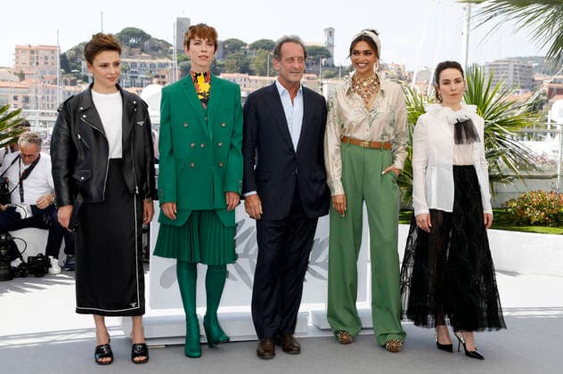 Jasmine Trinca, Rebecca Hall, Vincent Lindon, Deepika Padukone und Noomi Rapace beim Photocall der internationalen Jury auf dem Festival de Cannes 2022 75. Internationale Filmfestspiele von Cannes am Palais des Festivals. Cannes, 17.05.2022