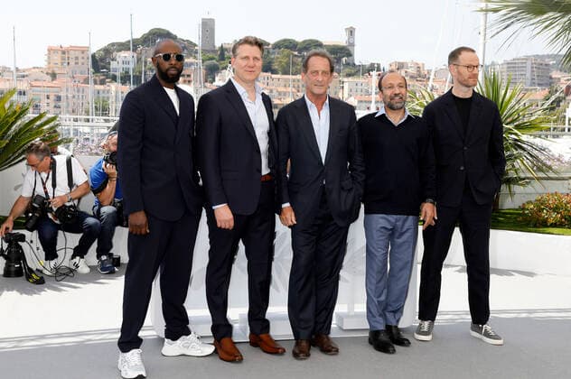 Vincent Lindon, Ladj Ly, Jeff Nichols, Asghar Farhadi und Joachim Trier beim Photocall der internationalen Jury auf dem Festival de Cannes 2022 75. Internationale Filmfestspiele von Cannes am Palais des Festivals. Cannes, 17.05.2022