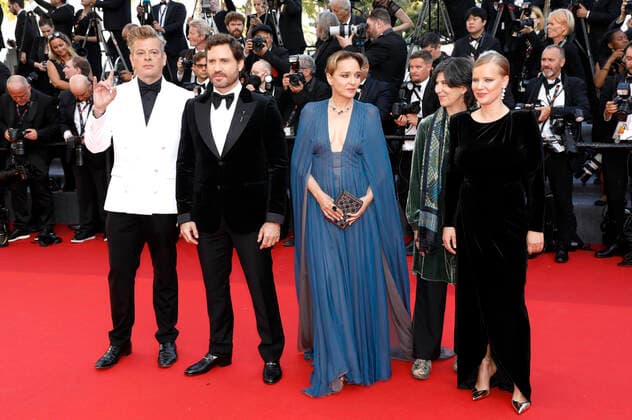 Benjamin Biolay, Edgar Ramirez, Valeria Golino, Debra Granik und Joanna Kulig bei der Opening Ceremony mit der Premiere des Kinofilms Coupez! Final Cut auf dem Festival de Cannes 2022 75. Internationale Filmfestspiele von Cannes im Palais des Festivals. Cannes, 17.05.2022