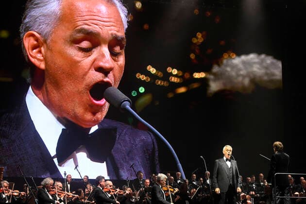 Bilder des Jahres 2022, Entertainment 05 Mai Entertainment Themen der Woche KW20 Entertainment Bilder des Tages Italian opera singer Andrea Bocelli performs together with the Czech National Symphony Orchestra during the Believe World Tour 2022 in O2 Arena in Prague, Czech Republic, May 17, 2022. (CTKxPhoto VitxSimanek) CTKPhotoP2022051708843  VIS 005