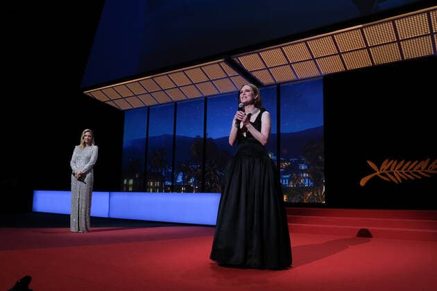 75eme Festival International du Film de Cannes. Ceremonie d ouverture. 75th International Cannes Film Festival. Opening ceremony 280250 2022-05-17 Cannes France Moore, Julianne; Efira, Virginie  Copyright: xSergexArnalx xStarfacex STAR_280250_060