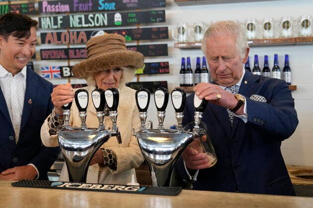 May 17, 2022, St. John s, NL, Canada: Prince Charles and Camilla, Duchess of Cornwall, pour beer at the Quidi Vidi Brewery, located in a fishing village in the east end of St. JohnöÄÃ s, during their Canadian Royal tour, Tuesday, May 17, 2022. St. John s Canada  - ZUMAc35_ 20220517_zaf_c35_195 Copyright: xPaulxChiassonx