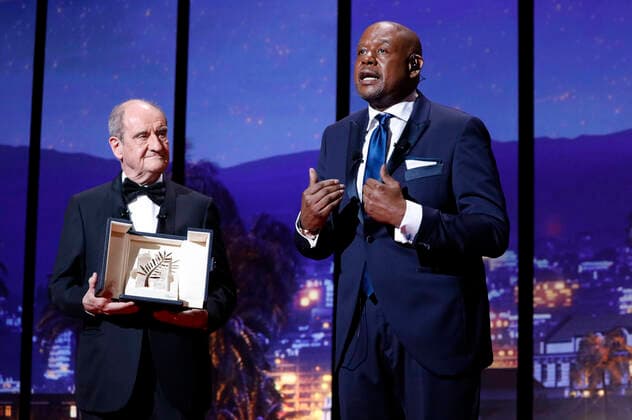 Pierre Lescure und Forest Whitaker bei der Opening Ceremony mit der Verleihung der Goldenen Ehrenpalme an Forest Whitaker für sein Lebenswerk und der Premiere des Kinofilms Coupez! Final Cut auf dem Festival de Cannes 2022 75. Internationale Filmfestspiele von Cannes im Palais des Festivals. Cannes, 17.05.2022