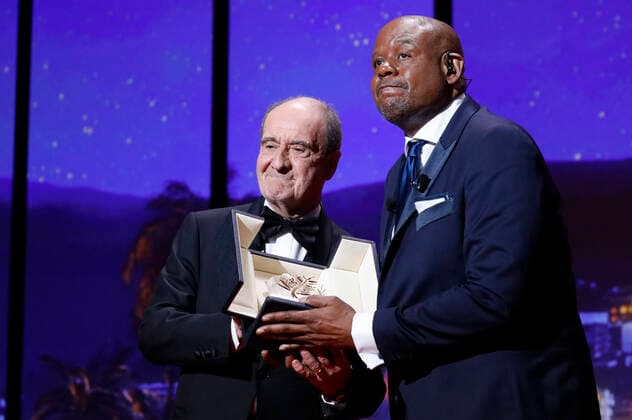 Entertainment Bilder des Tages Pierre Lescure und Forest Whitaker bei der Opening Ceremony mit der Verleihung der Goldenen Ehrenpalme an Forest Whitaker für sein Lebenswerk und der Premiere des Kinofilms Coupez! Final Cut auf dem Festival de Cannes 2022 75. Internationale Filmfestspiele von Cannes im Palais des Festivals. Cannes, 17.05.2022