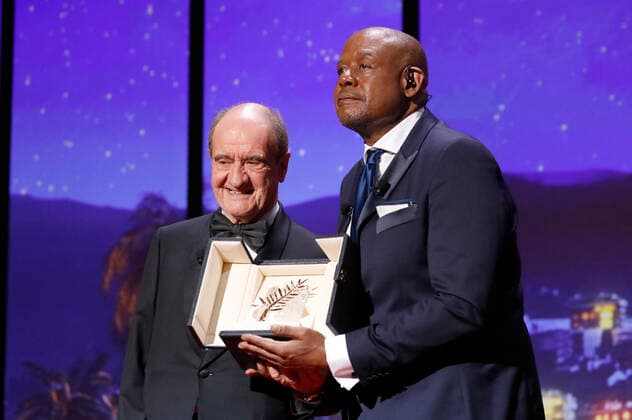 Pierre Lescure und Forest Whitaker bei der Opening Ceremony mit der Verleihung der Goldenen Ehrenpalme an Forest Whitaker für sein Lebenswerk und der Premiere des Kinofilms Coupez! Final Cut auf dem Festival de Cannes 2022 75. Internationale Filmfestspiele von Cannes im Palais des Festivals. Cannes, 17.05.2022