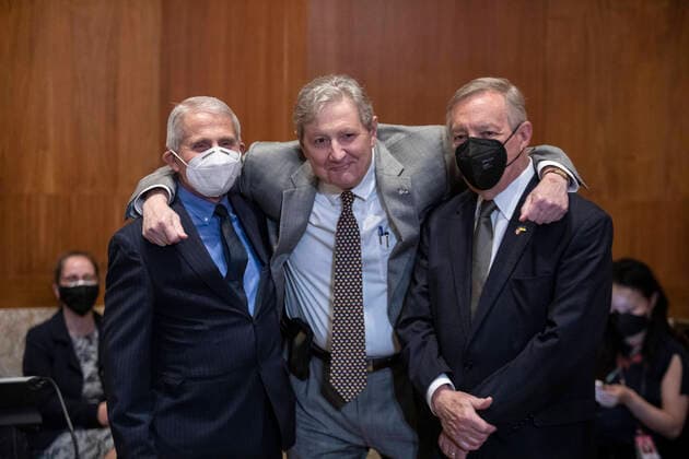 News Themen der Woche KW20 News Bilder des Tages May 17, 2022, Washington, District of Columbia, USA: Dr. Anthony Fauci, Sen. John Kennedy (R-La.) and Sen. Richard Durbin (D-Ill.) pose for a photo prior to the start of a Senate Appropriations Subcommittee on Labor, Health and Human Services, Education, and Related Agencies hearing to discuss President Biden™s fiscal year 2023 budget request for the National Institute of Health on Capitol Hill in Washington, D.C., Tuesday, May 17, 2022 Washington USA - ZUMAs152 20220517_zaa_s152_147 Copyright: xAnnaxRosexLaydenx-xPoolxviaxCNPx