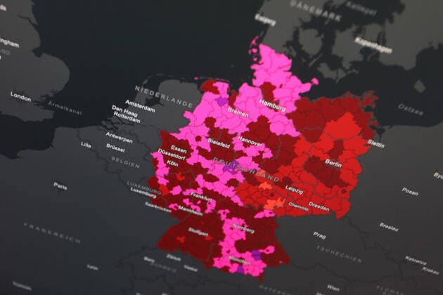 Dashboard des RKI, die 7-Tage-Inzidenz liegt nun bei 407,4 7-Tage-Inzidenz, Dashboard des RKI auf einem Monitor am 18.05.2022 in Siegen Deutschland.