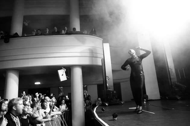 Sevda Alizadeh alias Sevdaliza bei einem Konzert im Metropol in Berlin, 17. Mai 2022. (Foto schwarzweiß konvertiert) Sevdaliza Konzert Berlin