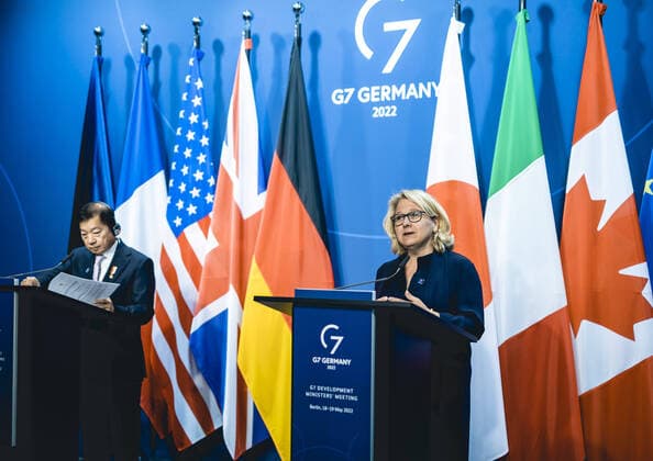 News Themen der Woche KW20 Bundesestwicklungsministerin Svenja Schulze (SPD) und der indonesische Entwicklungsminister Suharso Monoarfa, sprechen auf einer Pressekonferenz im Rahmen des G7 Treffens der Entwicklungsminister. Berlin, 18.05.2022. Berlin Germany *** German Development Minister Svenja Schulze SPD and Indonesian Development Minister Suharso Monoarfa, speak at a press conference during the G7 Development Ministers Meeting Berlin, 18 05 2022 Berlin Germany Copyright: xXanderxHeinlx