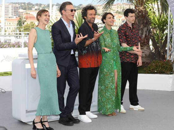 May 18, 2022, Cannes, Cote d Azur, France: (L-R) MATILDA LUTZ, MICHEL HAZANAVICIUS, ROMAIN DURIS, BERENICE BEJO and FINNEGAN OLDFIELD attend the Final Cut photocall during 75th annual Cannes Film Festival Cannes France - ZUMAc179 20220518_zep_c179_114 Copyright: xMickaelxChavetx
