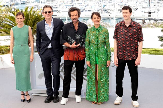 Matilda Lutz, Michel Hazanavicius, Romain Duris, Berenice Bejo und Finnegan Oldfield beim Photocall zum Kinofilm Coupez! Final Cut auf dem Festival de Cannes 2022 75. Internationale Filmfestspiele von Cannes im Palais des Festivals. Cannes, 18.05.2022
