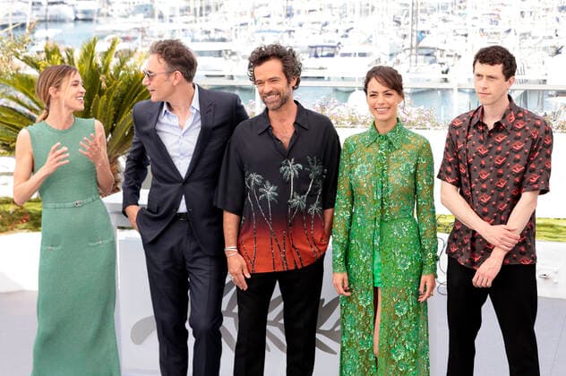 Matilda Lutz, Michel Hazanavicius, Romain Duris, Berenice Bejo und Finnegan Oldfield beim Photocall zum Kinofilm Coupez! Final Cut auf dem Festival de Cannes 2022 75. Internationale Filmfestspiele von Cannes im Palais des Festivals. Cannes, 18.05.2022