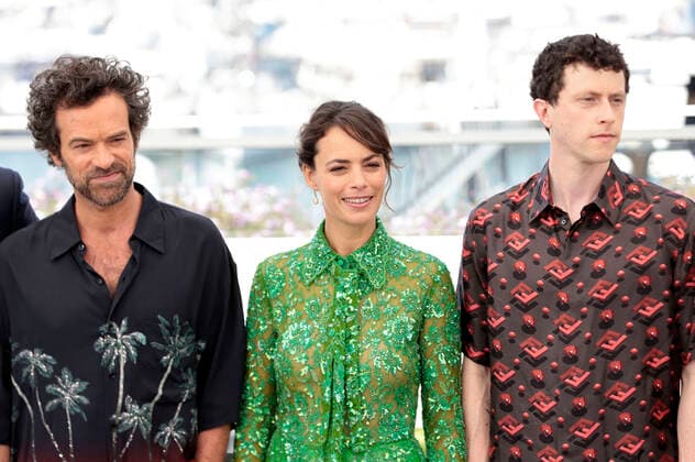 Romain Duris, Berenice Bejo und Finnegan Oldfield beim Photocall zum Kinofilm Coupez! Final Cut auf dem Festival de Cannes 2022 75. Internationale Filmfestspiele von Cannes im Palais des Festivals. Cannes, 18.05.2022