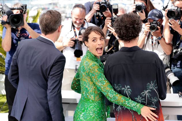 Michel Hazanavicius, Berenice Bejo und Romain Duris beim Photocall zum Kinofilm Coupez! Final Cut auf dem Festival de Cannes 2022 75. Internationale Filmfestspiele von Cannes im Palais des Festivals. Cannes, 18.05.2022