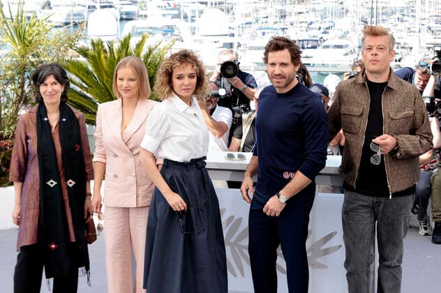 Debra Granik, Joanna Kulig, Valeria Golino, Edgar Ramirez und Benjamin Biolay beim Un Certain Regard -Jury Photocall auf dem Festival de Cannes 2022 75. Internationale Filmfestspiele von Cannes im Palais des Festivals. Cannes, 18.05.2022