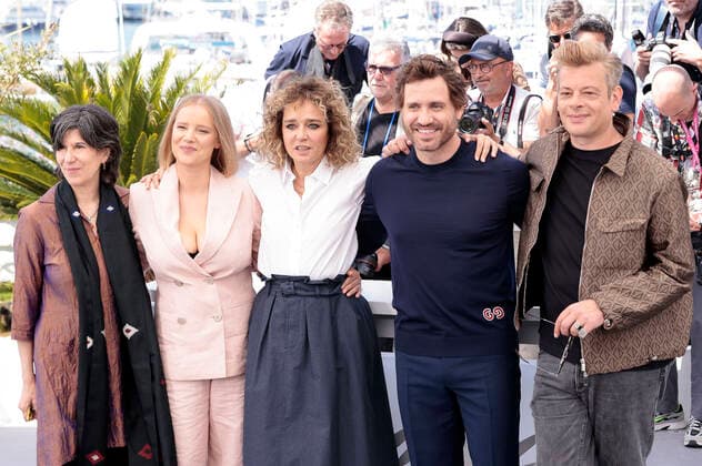 Debra Granik, Joanna Kulig, Valeria Golino, Edgar Ramirez und Benjamin Biolay beim Un Certain Regard -Jury Photocall auf dem Festival de Cannes 2022 75. Internationale Filmfestspiele von Cannes im Palais des Festivals. Cannes, 18.05.2022