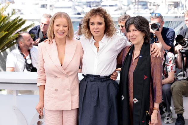 Joanna Kulig, Valeria Golino und Debra Granik beim Un Certain Regard -Jury Photocall auf dem Festival de Cannes 2022 75. Internationale Filmfestspiele von Cannes im Palais des Festivals. Cannes, 18.05.2022