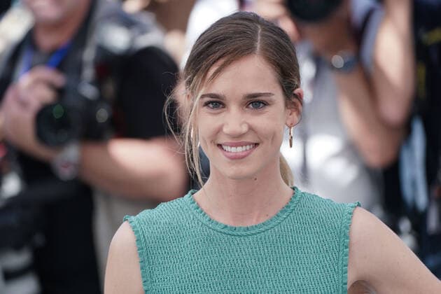 Matilda Lutz CELEBRITES : 75Ã me Festival de Cannes - Photocall du film Â« Coupez Â» - 18 05 2022 NorbertScanella Panoramic 
