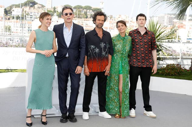 Matilda Lutz, Michel Hazanavicius, Romain Duris, Berenice Bejo und Finnegan Oldfield beim Photocall zum Kinofilm Coupez! Final Cut auf dem Festival de Cannes 2022 75. Internationale Filmfestspiele von Cannes im Palais des Festivals. Cannes, 18.05.2022
