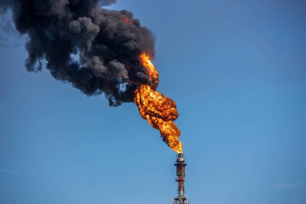 IMAGO Nature: Unsere Erde, Energiequellen, Erdgas Der sog. Cracker - eine Abgasfackel der Dow Olefin in Böhlen brennt wegen einer technischen Havarie. Die Rauchsäule war über viele Kilometer zu sehen. Eine 50m hohe Flamme schoss aus dem Schlot. Ein Symbol für Umweltverschmutzung. *** The so-called cracker a waste gas flare of Dow Olefin in Böhlen burns because of a technical accident The smoke column was visible over many kilometers A 50m high flame shot out of the vent A symbol for environmental pollution