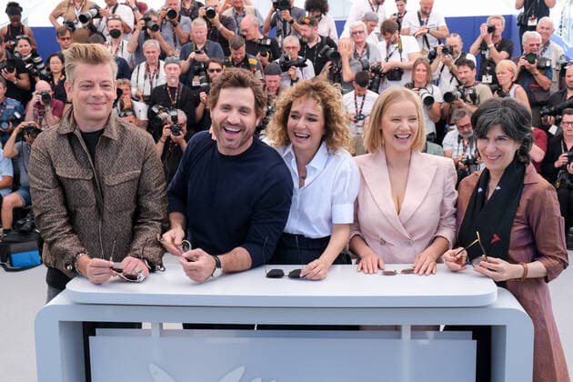 75eme Festival International du Film de Cannes. Photocall du jury Un Certain Regard. 75th International Cannes Film Festival. Photocall with Un Certain regard jury members 280295 2022-05-18 Biolay, Benjamin; Golino, Valeria; Ramirez, Edgar; Kulig, Joanna; Granik, Debra  Copyright: xSergexArnalx xStarfacex STAR_280295_017