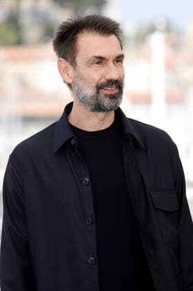 Fabrizio Gifuni beim Photocall zur TV-Serie Esterno Notte Exterior Night auf dem Festival de Cannes 2022 75. Internationale Filmfestspiele von Cannes im Palais des Festivals. Cannes, 18.05.2022