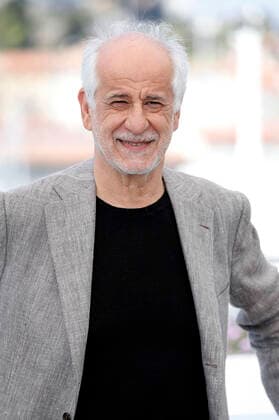 Toni Servillo beim Photocall zur TV-Serie Esterno Notte Exterior Night auf dem Festival de Cannes 2022 75. Internationale Filmfestspiele von Cannes im Palais des Festivals. Cannes, 18.05.2022