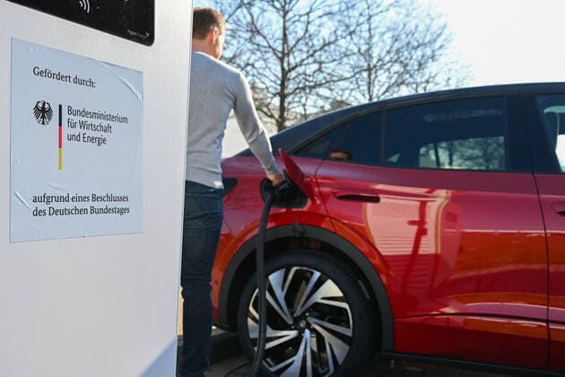 Produktion von Elektrofahrzeugen bei Volkswagen Wirtschaft, Autoindustrie, Volkswagen: Der VW ID.5 wird an der Ladesäule geladen. Zwickau Sachsen Deutschland Copyright: xTeresaxKrögerx