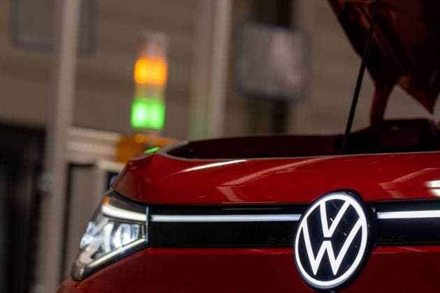Produktion von Elektrofahrzeugen bei Volkswagen Wirtschaft, Autoindustrie, Volkswagen: Das VW-Logo in der Werksfertigung. Zwickau Sachsen Deutschland *** Production of electric vehicles at Volkswagen Economy, car industry, Volkswagen The VW logo in the plant production Zwickau Saxony Germany Copyright: xTeresaxKrögerx
