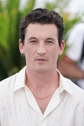 Miles Teller CELEBRITES : 75Ã me Festival de Cannes - Photocall du film Â« Maverick Â» - 18 05 2022 NorbertScanella Panoramic 