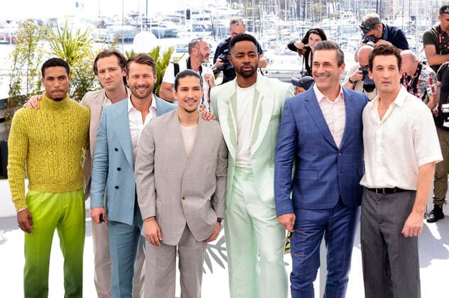 Greg Tarzan Davis, Lewis Pullman, Glen Powell, Danny Ramirez, Jay Ellis, Jon Hamm und Miles Teller beim Photocall zum Kinofilm Top Gun: Maverick auf dem Festival de Cannes 2022 75. Internationale Filmfestspiele von Cannes im Palais des Festivals. Cannes, 18.05.2022