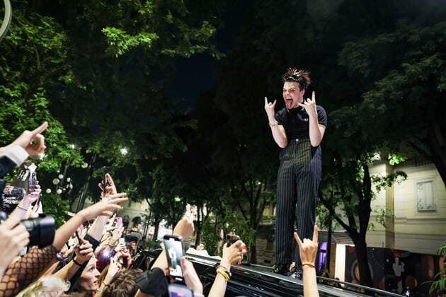 Yungblud gibt Konzert auf der Strasse Arco della Pace in Mailand Yungblud Performs In Concert In Milan Yungblud performs live on the street at Arco della Pace on May 17, 2022 in Milan, Italy Milan Italy  Copyright: xAlessandroxBremecx originalFilename: bremec-yungblud220517_npRzn.jpg