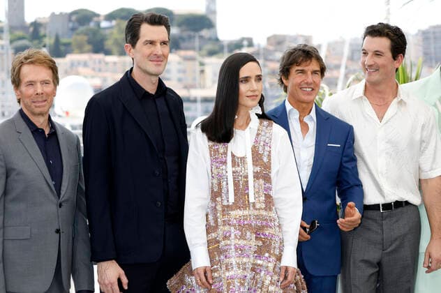 Jerry Bruckheimer, Joseph Kosinski, Jennifer Connelly, Tom Cruise, Miles Teller undJay Ellis beim Photocall zum Kinofilm Top Gun: Maverick auf dem Festival de Cannes 2022 75. Internationale Filmfestspiele von Cannes im Palais des Festivals. Cannes, 18.05.2022