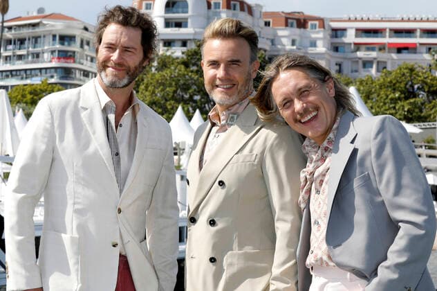 Howard Donald, Gary Barlow und Mark Owen beim Photocall zum Musicalfilm Greatest Days auf dem Festival de Cannes 2022 75. Internationale Filmfestspiele auf dem Majestic Beach Pier. Cannes, 18.05.2022