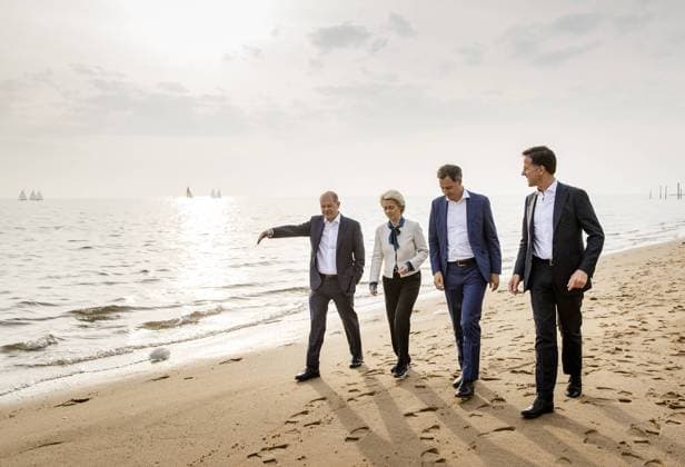 News Bilder des Tages Dänemark, Nordsee-Gipfel 2022-05-18 19:19:27 ESBJERG - Chancellor Olaf Scholz, Ursula von der Leyen (President of the European Commission), Prime Minister Alexander De Croo (Belgium) and Prime Minister Mark Rutte (left to right) walk on the beach during a summit in Denmark on wind energy in the North Sea. ANP SEM VAN DER WAL netherlands out - belgium out *** 2022 05 18 19 19 27 ESBJERG Chancellor Olaf Scholz, Ursula von der Leyen President of the European Commission , Prime Minister Alexander De Croo Belgium and Prime Minister Mark Rutte left to right walk on the beach during a summit in Denmark on wind energy in the North Sea ANP SEM VAN DER WAL netherlands out belgium out  Copyright: xx x448769384x originalFilename: 448769384.jpg