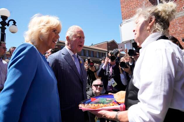 May 18, 2022, Ottawa, ON, Canada: Prince Charles and Camilla, Duchess of Cornwall, are served beaver tail pastries at the Byward Market in Ottawa on their Canadian Royal Tour, Wednesday, May 18, 2022. Ottawa Canada  - ZUMAc35_ 20220518_zaf_c35_048 Copyright: xPaulxChiassonx